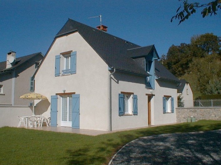 Location de vacances - Gîte à Peyrouse - Façade cour