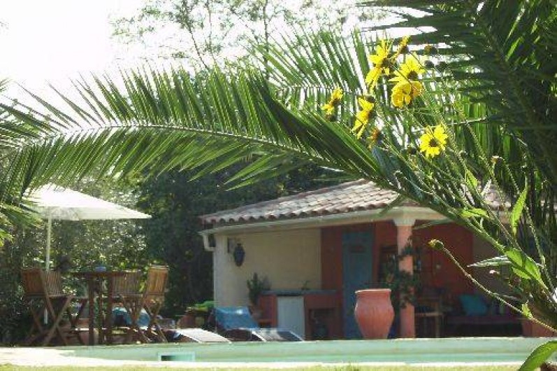 Location de vacances - Villa à Lavérune - Le pool house avec des toilettes et tout pour faire la sieste ou un bon repas