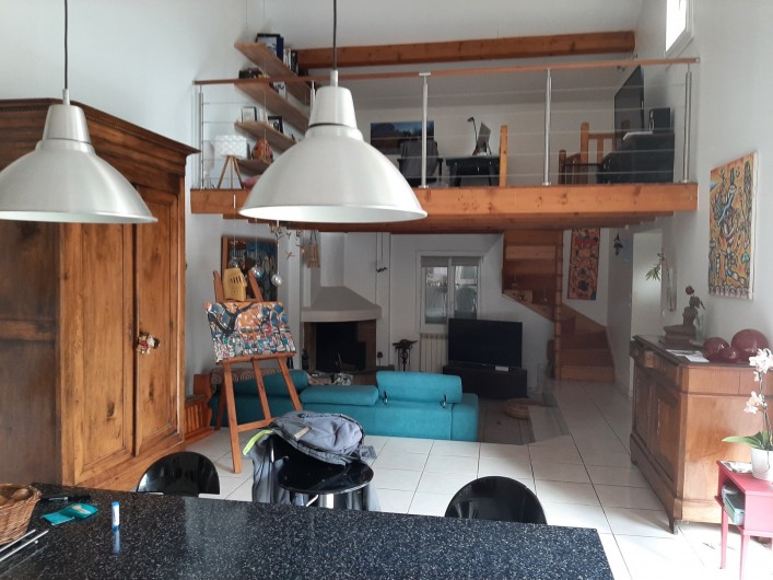 Location de vacances - Villa à Lavérune - La partie jour, avec la cuisine le salon avec canapé confortable, une mezzanine