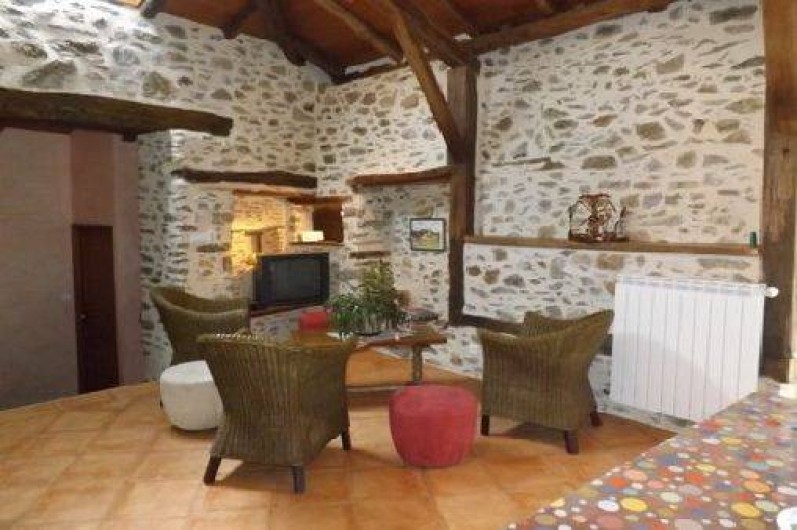 Location de vacances - Gîte à Saint-Étienne-de-Maurs - Coin salon avec canapé et télévision écran plat