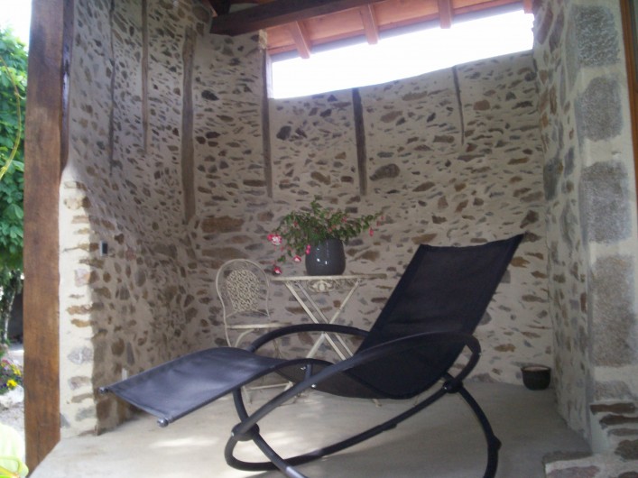 Location de vacances - Gîte à Saint-Étienne-de-Maurs - Petite terrasse à gauche de la porte fenêtre arrondie