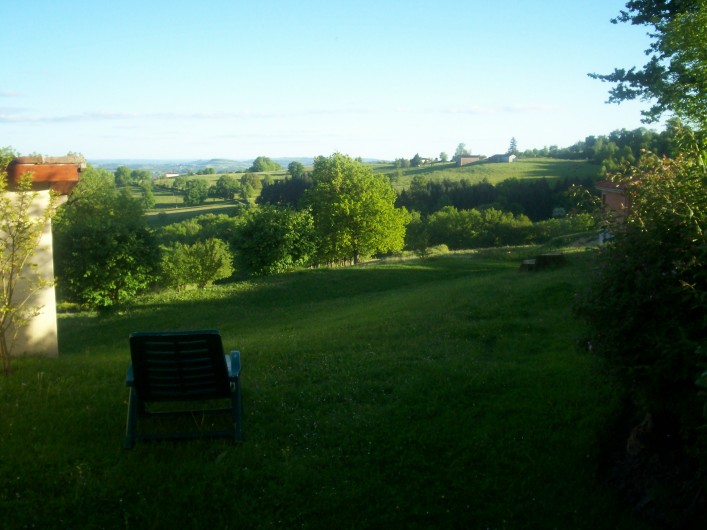 Location de vacances - Gîte à Saint-Étienne-de-Maurs - Vue dégagée du parc devant terrasse