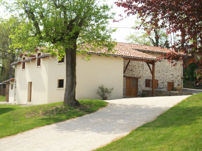 Location de vacances - Gîte à Saint-Étienne-de-Maurs - Côté est : chemin d'accès au gîte et entrée