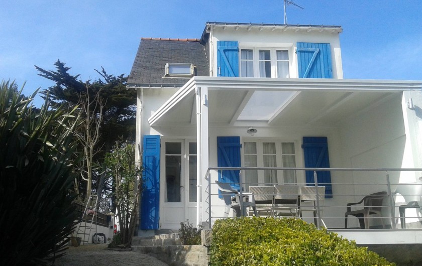 Location de vacances - Villa à Quiberon - Côté jardin : maison avec pergola