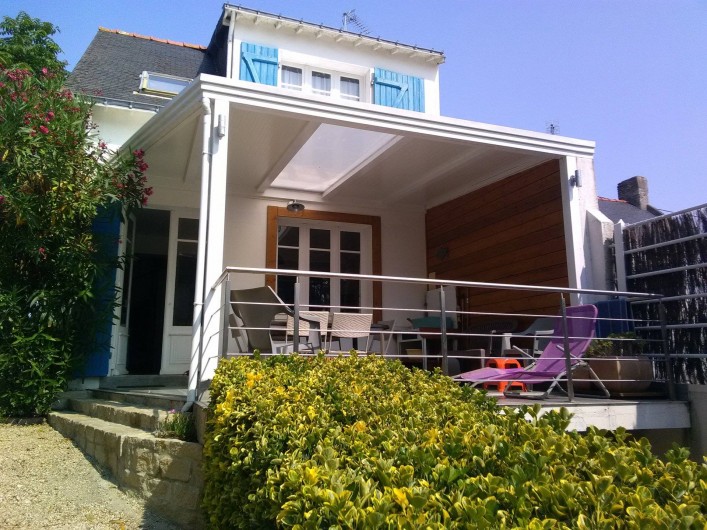 Location de vacances - Villa à Quiberon - Côté jardin : Pergola aménagée avec salon de jardin et plancha
