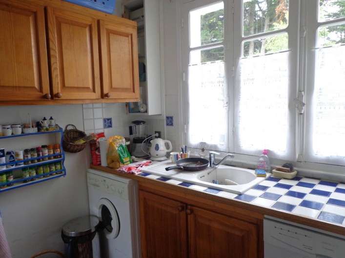 Location de vacances - Villa à Quiberon - cuisine côté gauche avec lave linge........