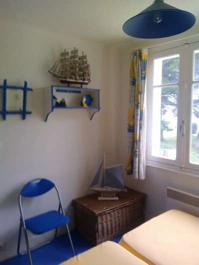 Location de vacances - Villa à Quiberon - moyenne chambre, en face des lits.