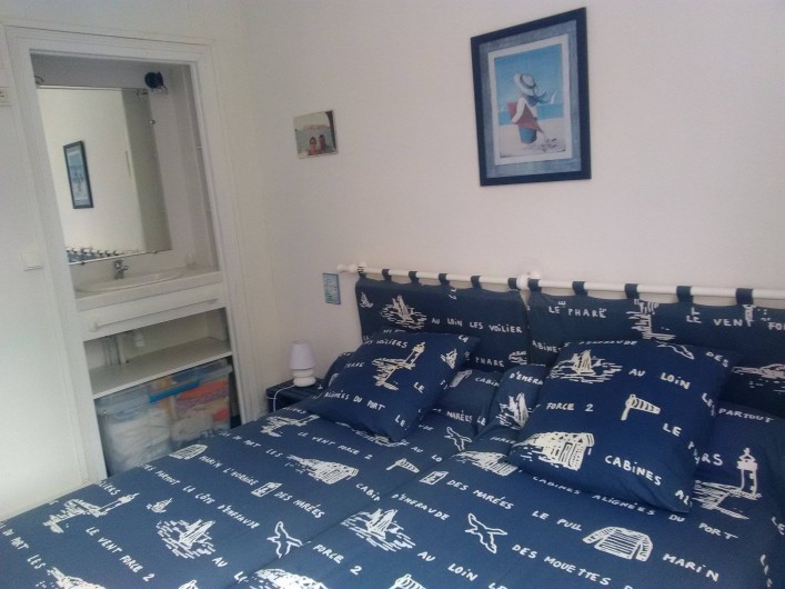 Location de vacances - Villa à Quiberon - 1er étage : grande chambre avec cabinet de toilette, côté jardin (2 lits)