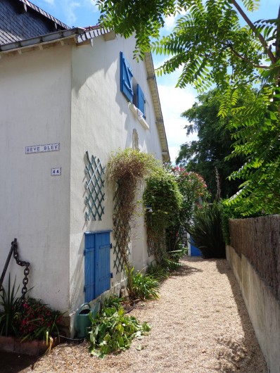 Location de vacances - Villa à Quiberon - passage côté jardin