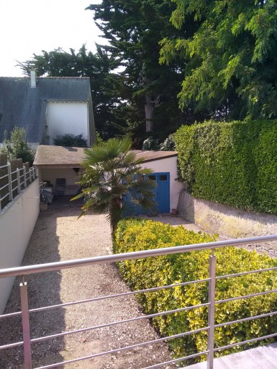 Location de vacances - Villa à Quiberon - vue pergola sur terrain
