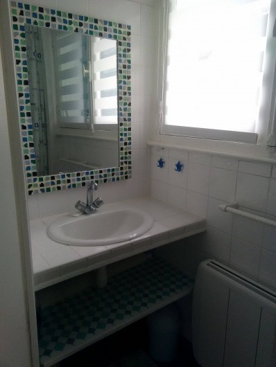 Location de vacances - Villa à Quiberon - 1er étage : salle d'eau avec douche , et lavabo