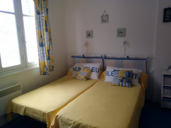 Location de vacances - Villa à Quiberon - 1er étage :  moyenne chambre , côté rue (2 lits simples)