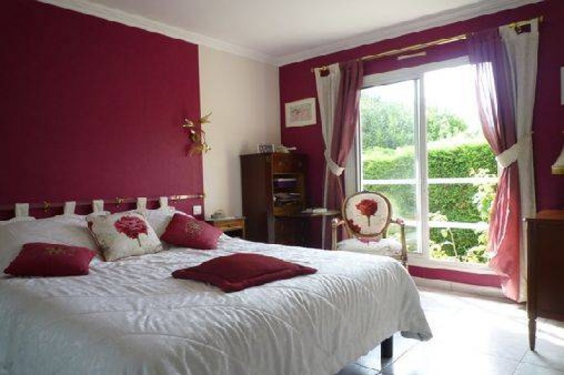 Location de vacances - Villa à Caluire-et-Cuire - la chambre du RDC lit 160 et salle de bain attenante