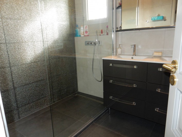 Location de vacances - Villa à Caluire-et-Cuire - salle de bain de l'étage avec douche italienne