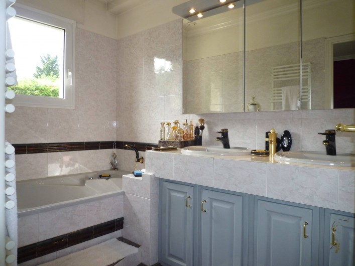 Location de vacances - Villa à Caluire-et-Cuire - la salle de bain du bas attenante à la chambre