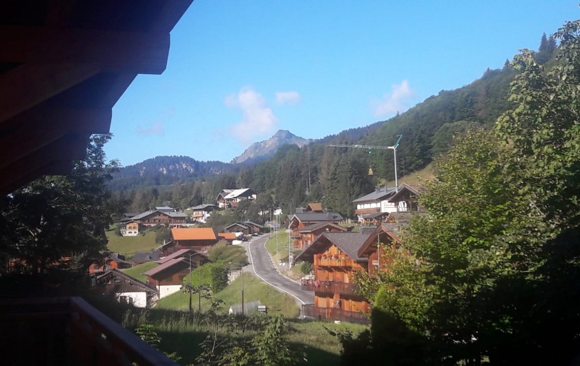 Location de vacances - Appartement à Les Gets - Vue à gauche du balcon / été