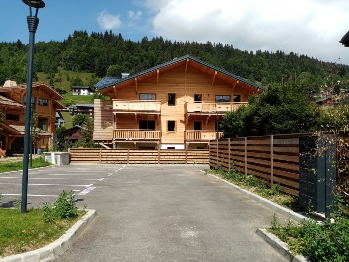 Location de vacances - Appartement à Les Gets - Parking extérieur