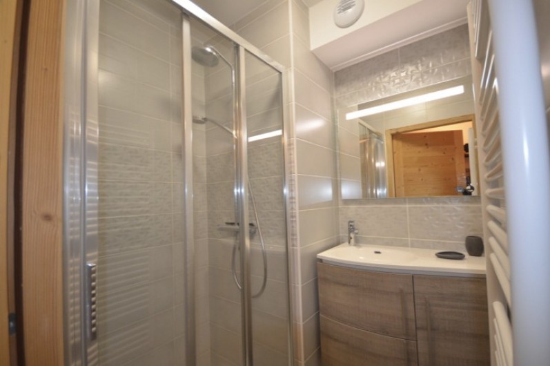 Location de vacances - Appartement à Les Gets - Salle de bain parents