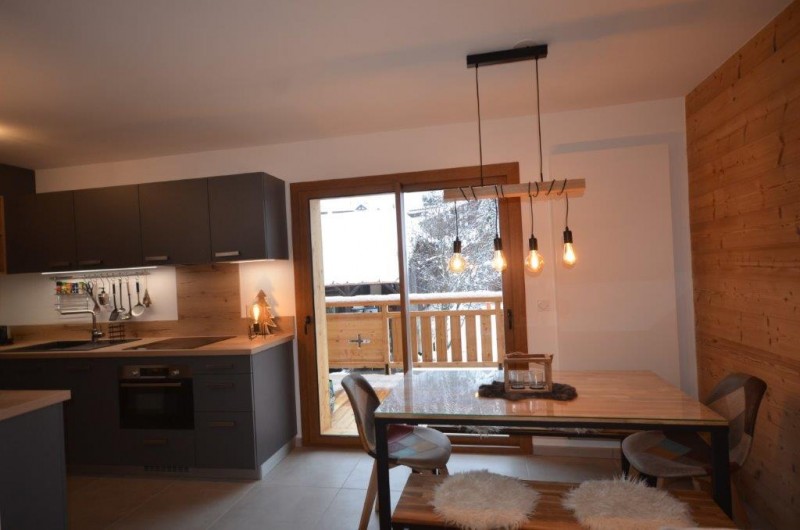 Location de vacances - Appartement à Les Gets - Salle à manger / accès balcon