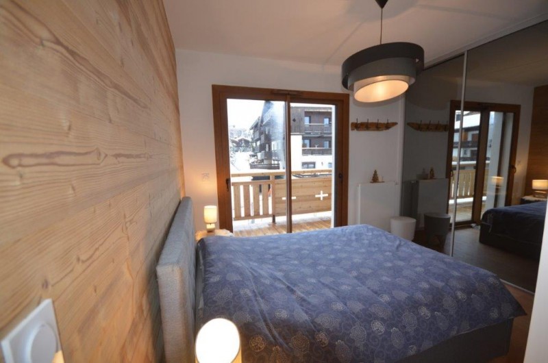 Location de vacances - Appartement à Les Gets - Chambre parentale / accès balcon