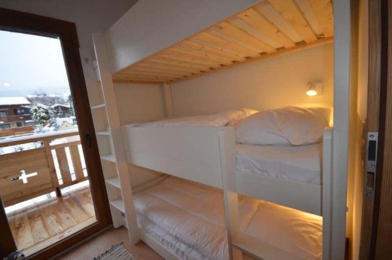 Location de vacances - Appartement à Les Gets - Chambre enfants / accès balcon