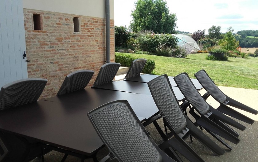 Location de vacances - Chambre d'hôtes à Auty - Terrasse avec plancha et vue sur le jardin paysagé