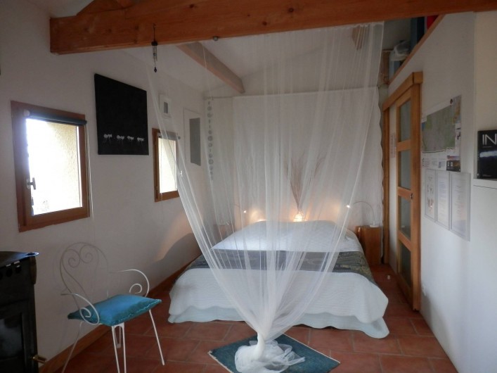 Location de vacances - Chambre d'hôtes à Faycelles - Le lit "Queen-size" ...