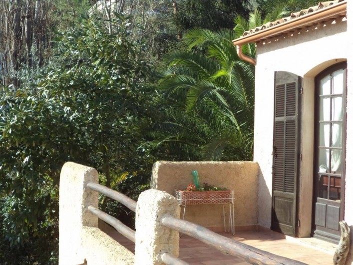 Location de vacances - Villa à Mandelieu-la-Napoule - terrasse devant les chambres