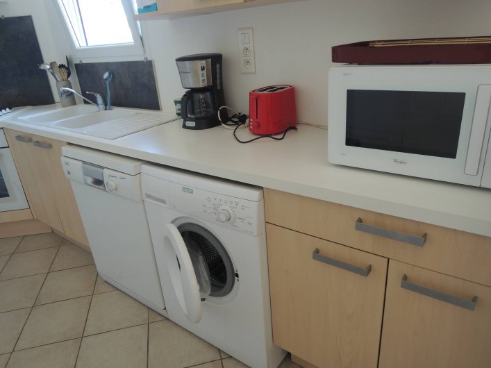 Location de vacances - Appartement à Villeneuve-lès-Avignon - La cuisine et son équipement...(four micro ondes)