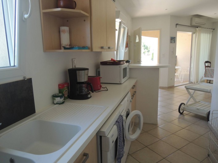 Location de vacances - Appartement à Villeneuve-lès-Avignon - La cuisine toute équipée LV LL Cafetière Grille pain