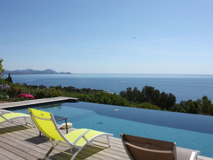 Location de vacances - Villa à Sainte-Lucie de Porto-Vecchio - Piscine