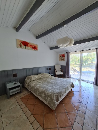 Location de vacances - Villa à Céreste - N°1)   CHAMBRE PARENTAL (douche WC et lavabo)