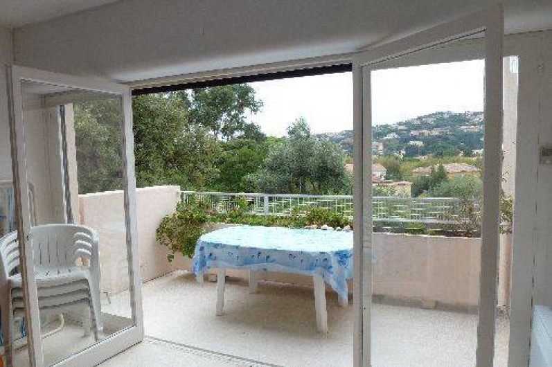 Location de vacances - Appartement à Le Lavandou - balcon spacieux  ou l'on peux déjeuner/store