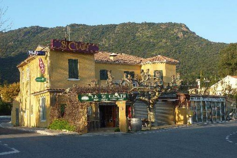 Location de vacances - Appartement à Le Lavandou - hotel tabac /superette notre immeuble est juste derriere