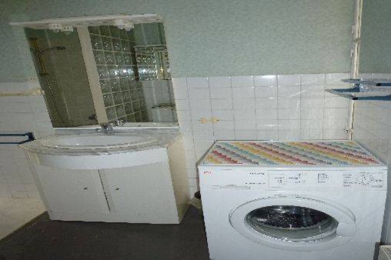Location de vacances - Appartement à Le Lavandou - salle d'eau avec douche italienne et lave linge