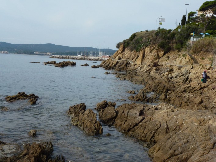Location de vacances - Appartement à Le Lavandou - chemin des douaniers littoral acces port Lavandou