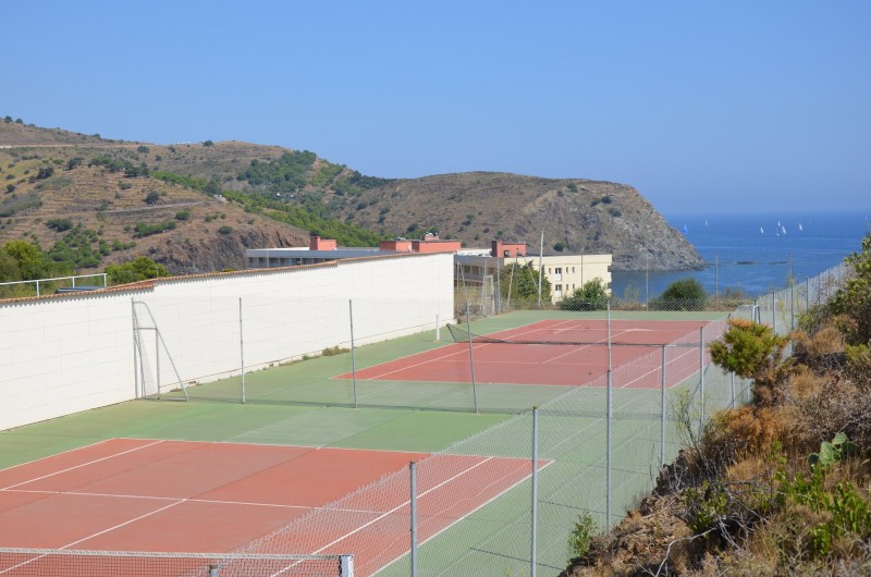 Location de vacances - Appartement à Cerbère - 2 Terrains de tennis en face de la mer