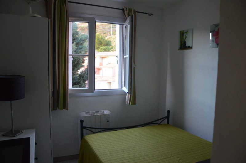 Location de vacances - Appartement à Cerbère - Chambre 1, 1 lit de 140 avec penderie