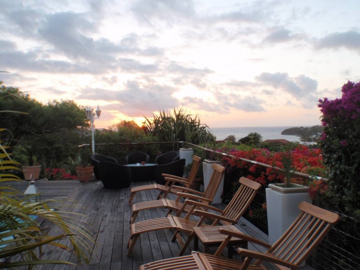 Location de vacances - Gîte à Le François - La terrasse et le coin détente face à la mer  au bord de la piscine