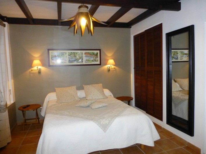 Location de vacances - Gîte à Le François - Chambre niveau jardin vue sur mer climatisation télévision  wifi