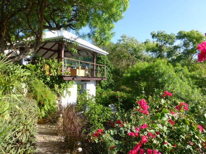 Location de vacances - Gîte à Le François - Carbet dans jardin Bas - chambre + terrasse Haut - espace repas cuisine