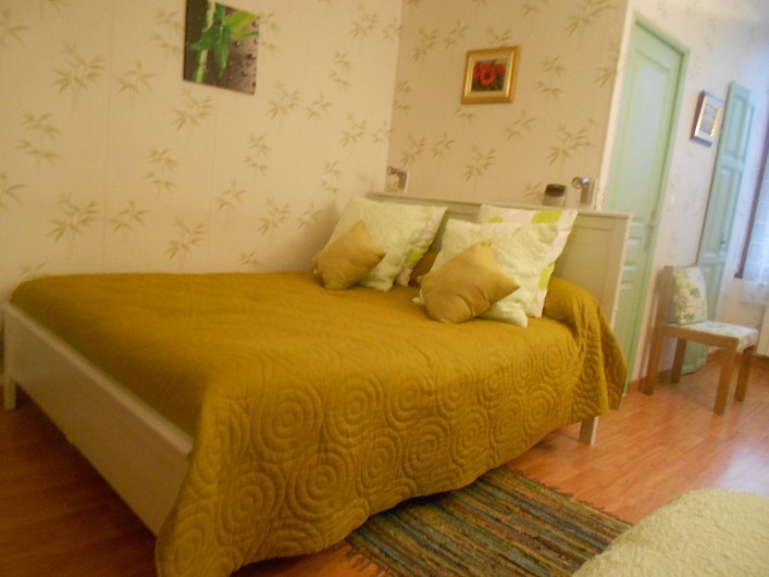 Location de vacances - Maison - Villa à Saint-Nicolas-des-Motets - chambre pour 3 personnes  avec douche et toilette  