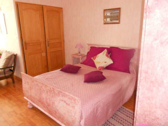 Location de vacances - Maison - Villa à Saint-Nicolas-des-Motets - Aire de rose chambre pour 3 personnes , con tv et douche et toilette 