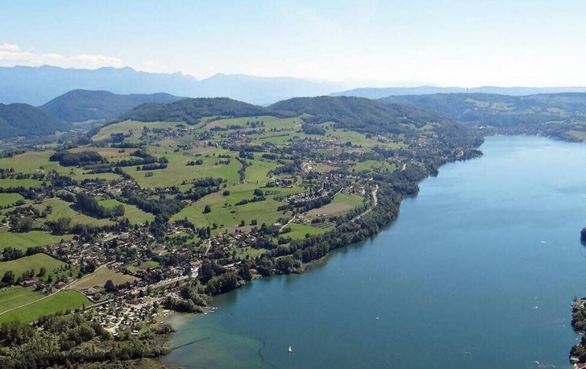 Location de vacances - Villa à Paladru - Vue du sentier situé juste au dessus de la maison