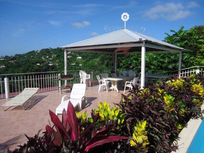 Location de vacances - Gîte à Sainte-Luce - la terrasse de la piscine et son carbet