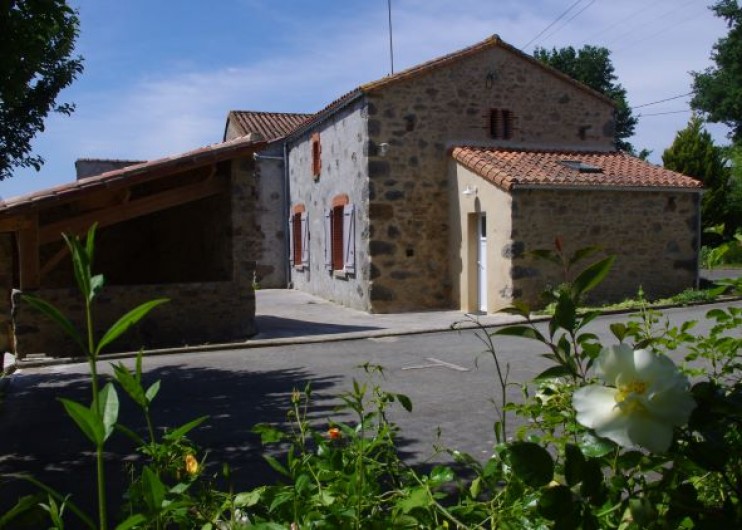 Location de vacances - Gîte à Pouzauges - Accueil, parking privatif entre le gîte et l'appentis.