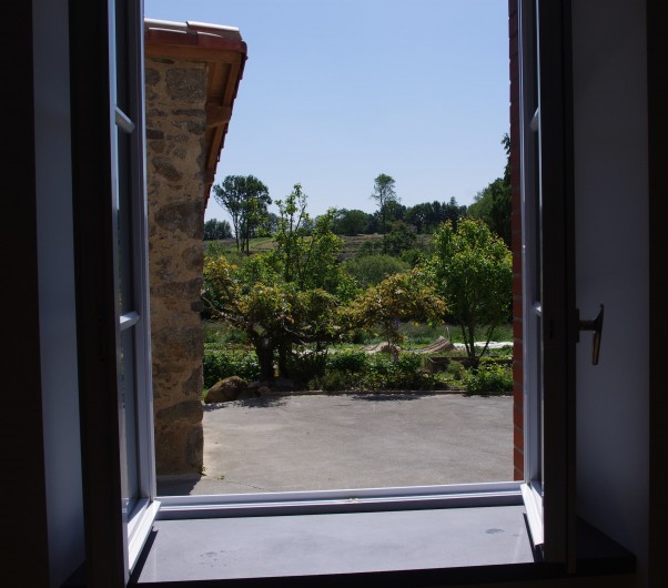 Location de vacances - Gîte à Pouzauges - De la table du petit déjeuner une vue sur le jardin