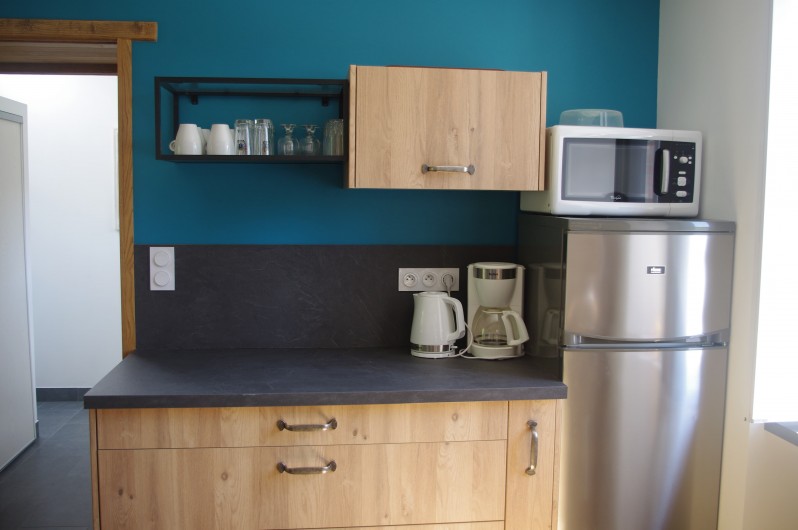 Location de vacances - Gîte à Pouzauges - Grand rangement pour la vaisselle, micro onde et réfrigérateur-congélateur.