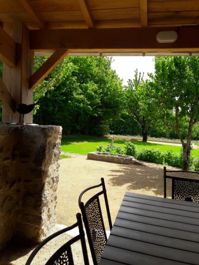 Location de vacances - Gîte à Pouzauges - Le salon de jardin est sous l'appentis.