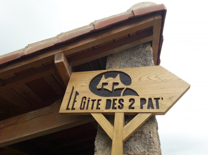 Location de vacances - Gîte à Pouzauges - La pancarte au croisement de la route indique la direction.